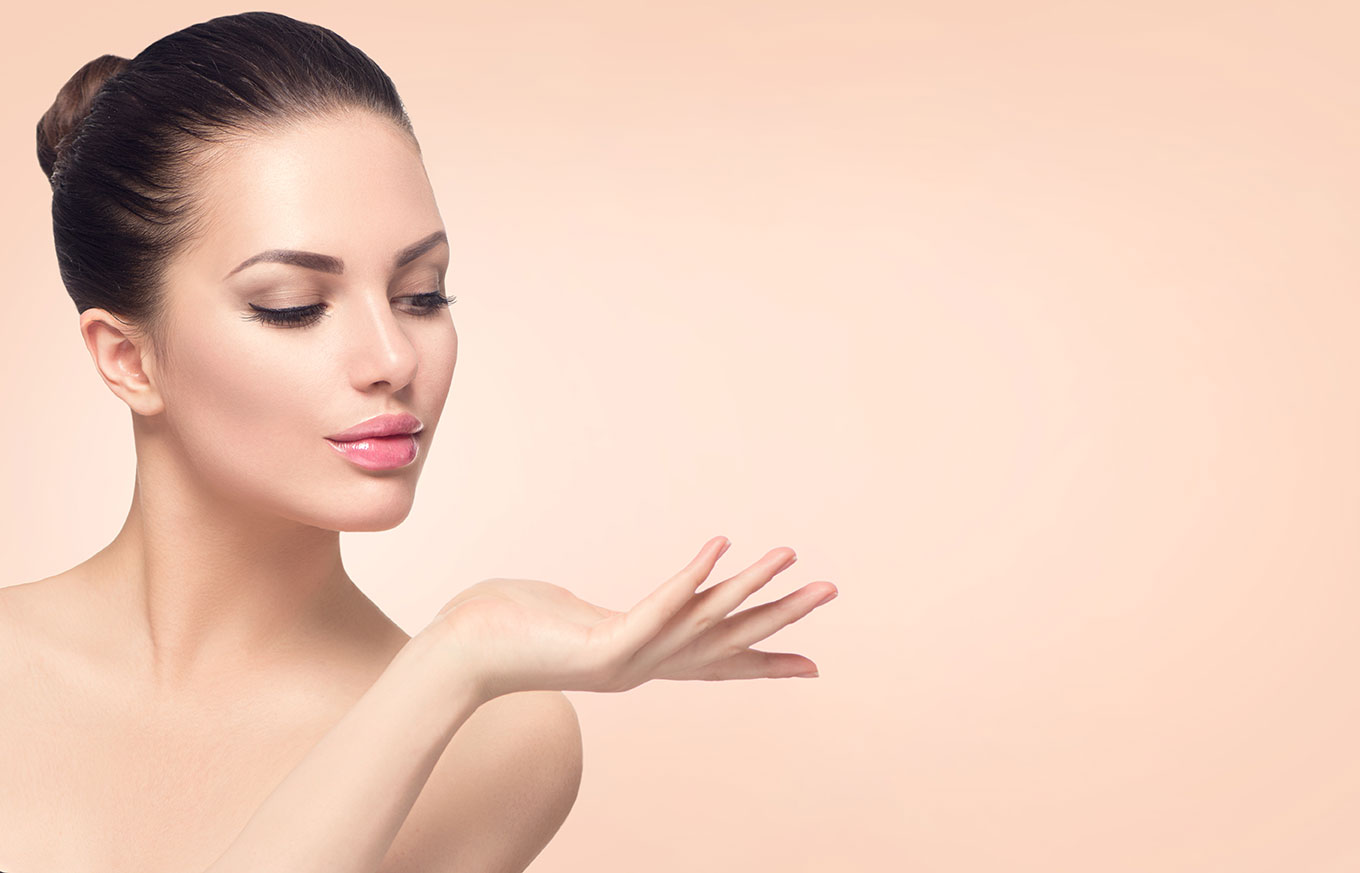 Kvinna med len hy – ansiktsbehandling hos Sophie Beauty